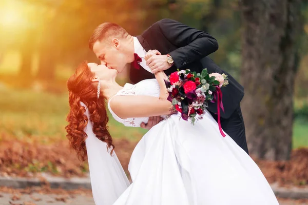 Retrato Soleado Pareja Feliz Aire Libre Lugares Naturales Atardecer Cálido — Foto de Stock