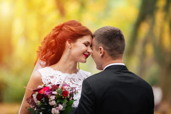 公園の花嫁と新郎 緑の森の結婚式で新郎 カップル — ストック写真