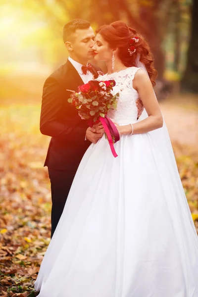 Pareja Romántica Feliz Europea Celebrando Matrimonio —  Fotos de Stock