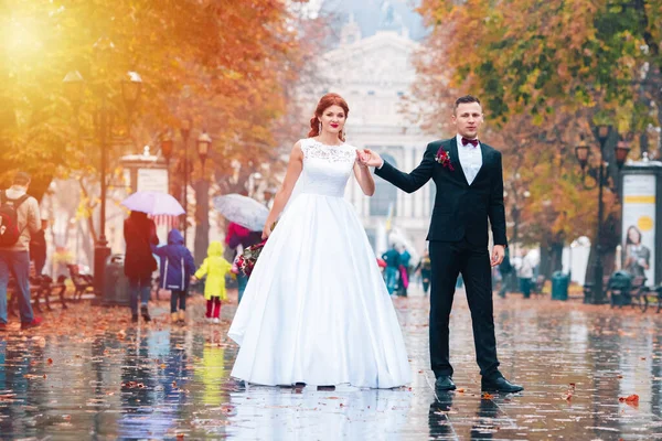 Európai Boldog Romantikus Pár Ünnepli Házasságát — Stock Fotó