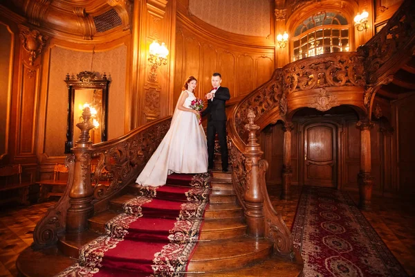 Свадебная Пара Возле Деревянных Лестниц Величественных Королевских Дворцах — стоковое фото
