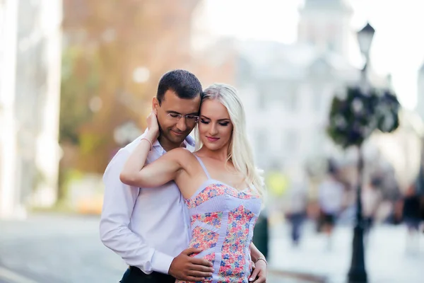 Casal sorridente apaixonado ao ar livre, Iviv. Verão — Fotografia de Stock