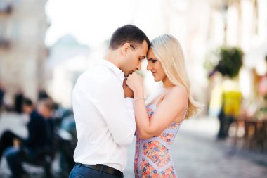 Romantik turist çift şehirde rahatça dolaşıyor.