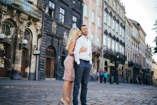 Açık havada aşık, gülümseyen bir çift, lviv. yaz — Stok fotoğraf