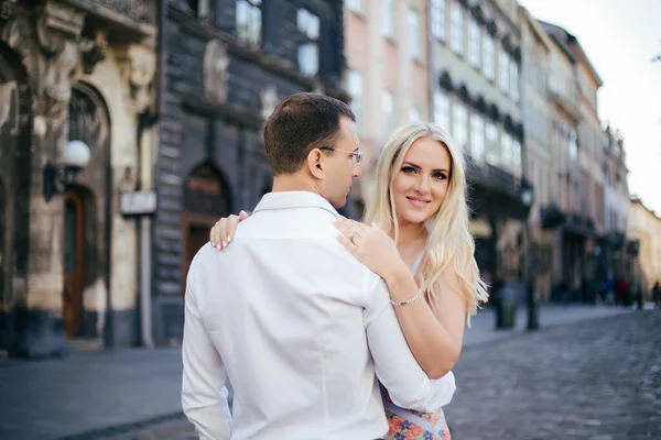 Schönes verliebtes Paar beim Dating im Freien und lächelt — Stockfoto