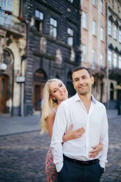 Mulher com o marido andando pela cidade, vestida ordenadamente — Fotografia de Stock