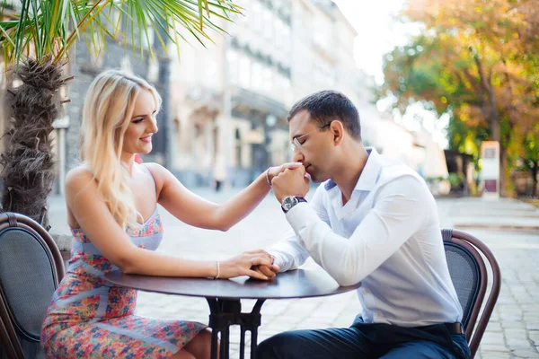 Couple touristique romantique se promener dans la ville détente — Photo