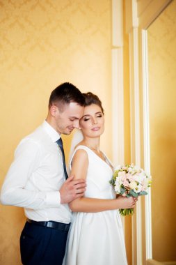 Düğün günlerinde genç gelin ve damat mutlu olsun. Otelde düğün çifti.