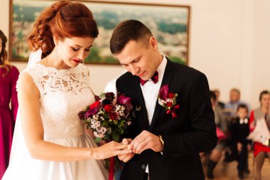 Evlilik yüzükleri. Elbiseler. Kayıt bürosunda, düğün gününde..