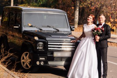 Gelandewagen yakınındaki gelinler gülümsüyor. düğün günü.