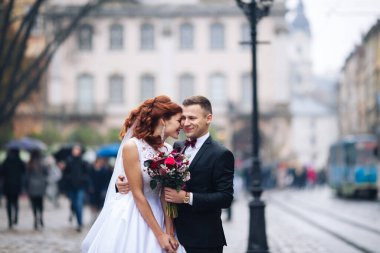 Muhteşem romantik genç çift güneşi yakalamayı planlıyor..