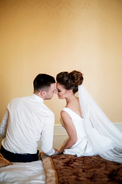 Glückliche Junge Braut Und Bräutigam Hochzeitstag Hochzeitspaar Hotel — Stockfoto