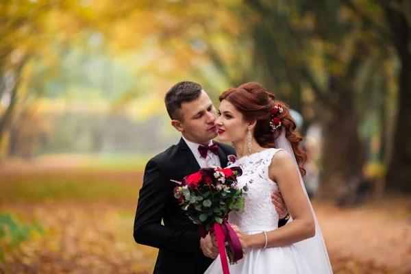 Couple Romantique Heureux Européen Célébrant Leur Mariage — Photo