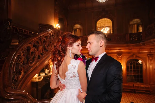 Elegant Wedding Couple Old Vintage House Palace Big Wooden Stairs — Stock Photo, Image