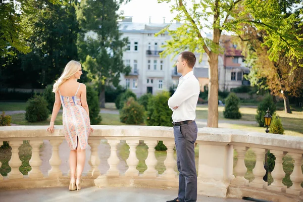 Krásný pár stojící na elegantním balkóně — Stock fotografie