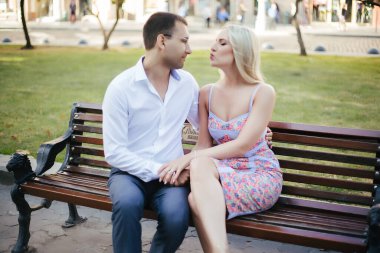 Kocasıyla birlikte şehirde dolaşan, düzgün giyinmiş bir kadın.