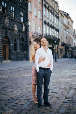 Şehirde yürüyen sevgi dolu bir çift. Lviv