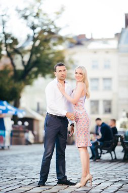 Romantik turist çift şehirde rahatça dolaşıyor.