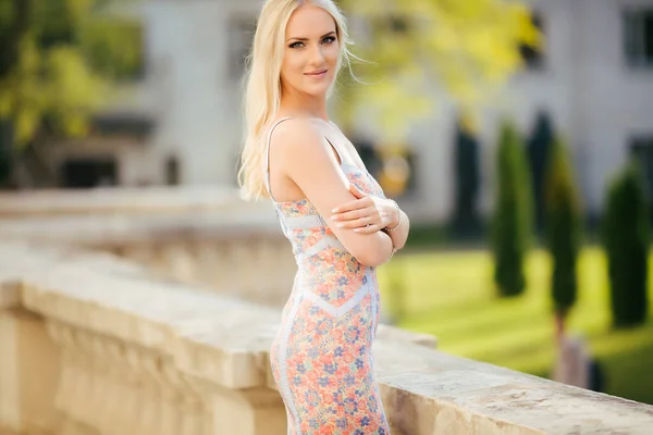 Beauty woman. Blonde woman looking at camera and smiling in the city — Stock Photo, Image