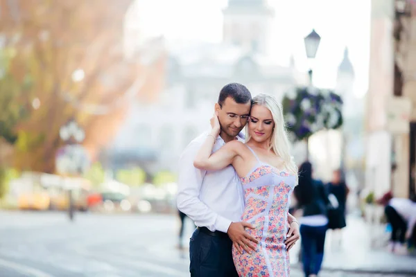 Älskade par som går i staden. Lviv Ordförande — Stockfoto