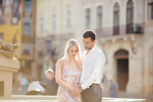 Romantický turistický pár procházky po městě relaxační — Stock fotografie