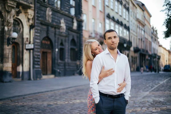 Gemeinsam die Straße hinuntergehen. Glücklicher junger Mann und lächelnde Frau beim Gang durch die Straßen der Altstadt, — Stockfoto