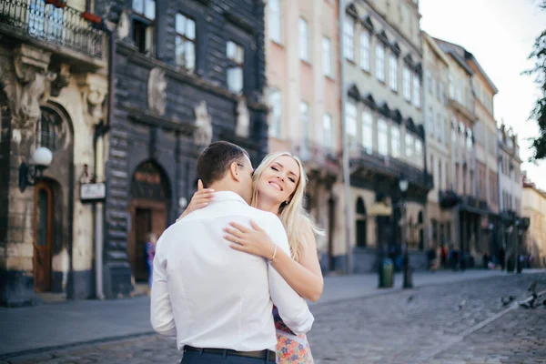 Romantisches Touristenpaar spaziert entspannt durch die Stadt — Stockfoto