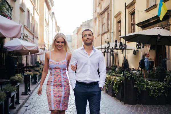 Frau geht mit ihrem Mann durch die Stadt, ordentlich gekleidet — Stockfoto