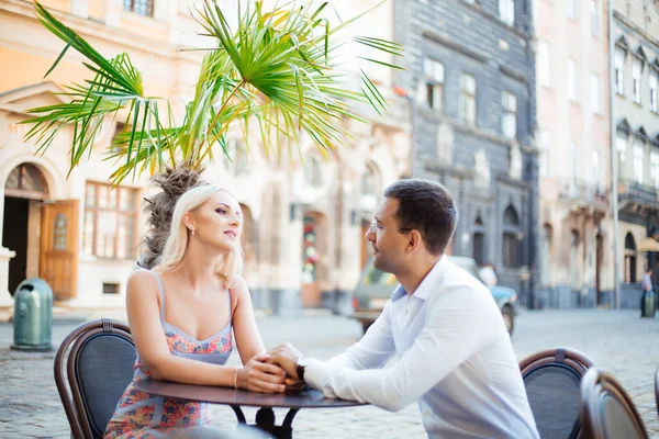 Romantica coppia turistica in giro per la città rilassante — Foto Stock