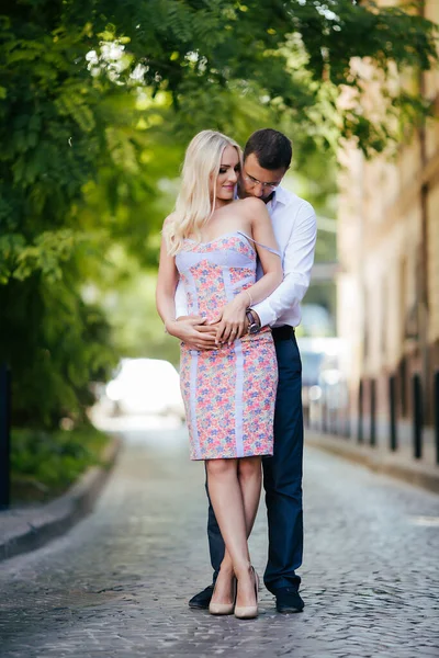 Marchant dans la rue ensemble. Un jeune homme heureux et une femme souriante marchant dans les rues de la vieille ville, — Photo