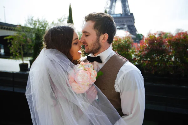 Bride and groom having a romantic moment on their wedding day in Paris, in front of the Eiffel tour — Stock Photo, Image