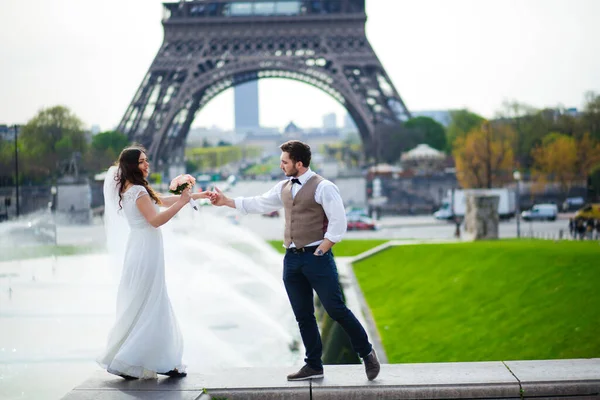 Esküvői pár. A menyasszony egy gyönyörű esküvői ruhában, a menyasszony egy elegáns szmokingban, Párizs Franciaország — Stock Fotó