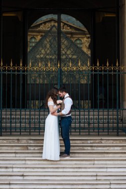 Mutlu gelin ve damat Paris 'te düğünlerinin tadını çıkarıyorlar.