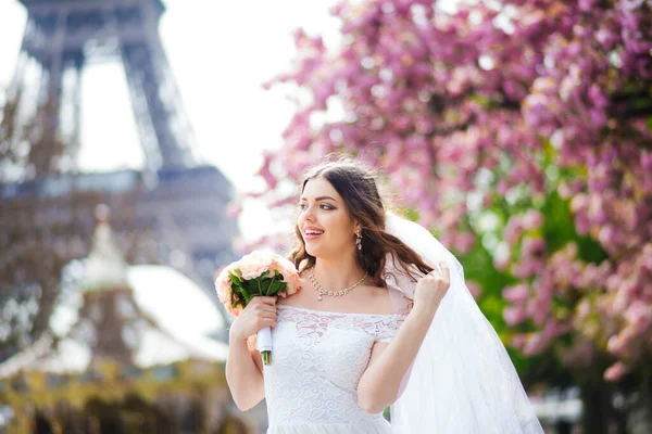 Braut im luxuriösen Hochzeitskleid in Paris. — Stockfoto