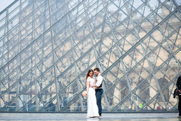 Düğün çifti. Gelin güzel bir gelinlik içinde, gelin şık bir smokin içinde, Paris Fransa — Stok fotoğraf