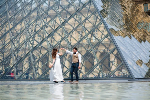 Щаслива наречена і наречений насолоджуються своїм весіллям у Парижі. — стокове фото