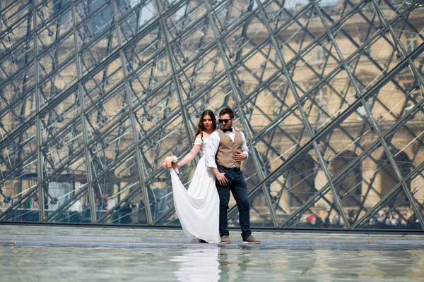 Düğün çifti. Gelin güzel bir gelinlik içinde, gelin şık bir smokin içinde, Paris Fransa — Stok fotoğraf