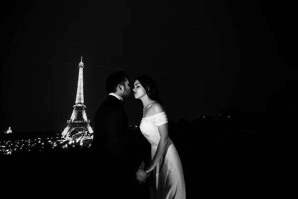 Couple amoureux à Paris, photographie de mariage — Photo