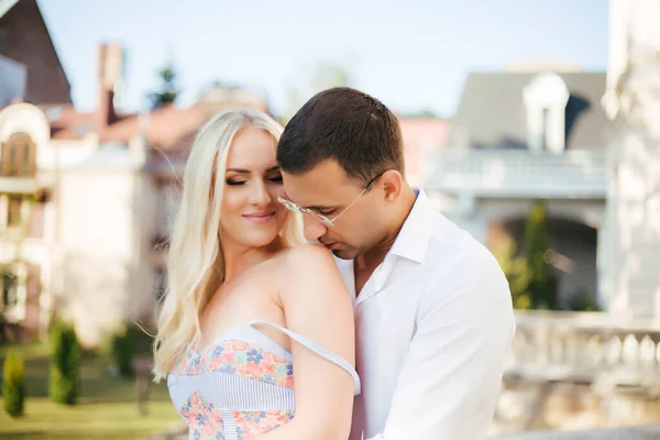 Couple touristique romantique se promener dans la ville détente — Photo