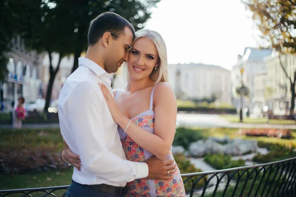 Mulher com o marido andando pela cidade, vestida ordenadamente — Fotografia de Stock