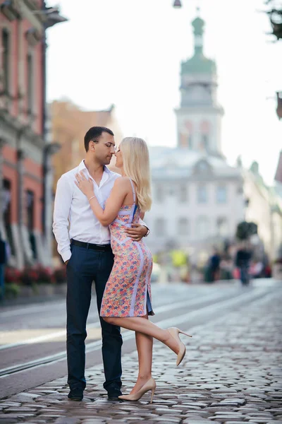 Casal sorridente apaixonado ao ar livre, Iviv. Verão — Fotografia de Stock
