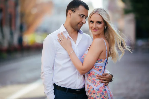 Romantic tourist couple walking around the city relaxing — Stock Photo, Image