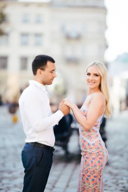Şehirde yürüyen sevgi dolu bir çift. Lviv
