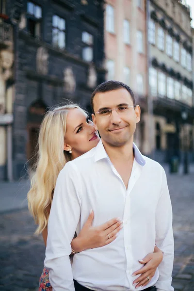 Milující pár procházející se po městě. Lvov — Stock fotografie