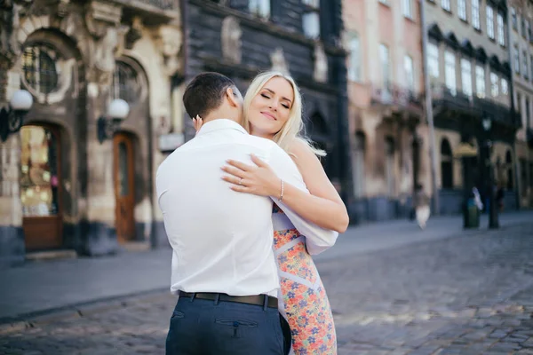 Frau geht mit ihrem Mann durch die Stadt, ordentlich gekleidet — Stockfoto