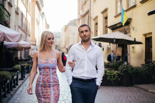 Caminando por la calle juntos. Feliz joven y sonriente mujer caminando por las calles del casco antiguo, —  Fotos de Stock