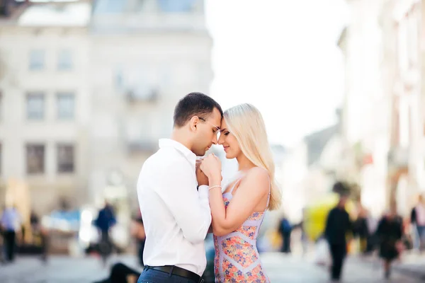 Couple souriant amoureux à l'extérieur, lviv. été — Photo