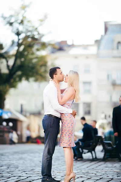 Casal amoroso andando na cidade. Lviv. — Fotografia de Stock