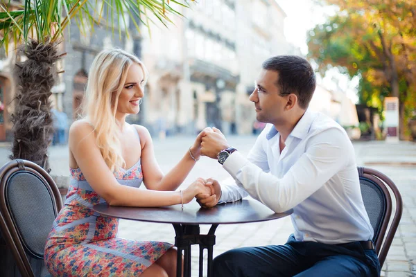 Leende par som är kära utomhus, lviv. sommar — Stockfoto