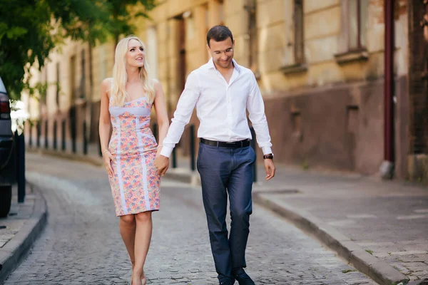 Romántica pareja de turistas caminando por la ciudad relajándose —  Fotos de Stock